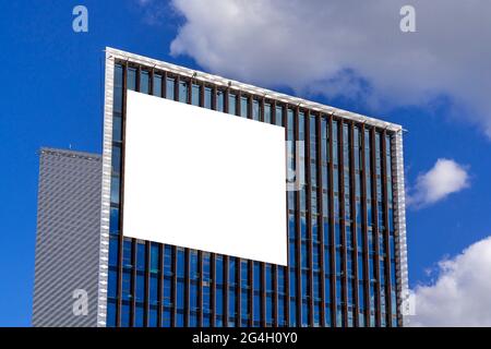 Bock up. Grande cartellone vuoto su una moderna parete dell'edificio con sfondo blu Foto Stock