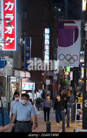 Tokyo, Giappone. 21 Giugno 2021. I pedoni che indossano maschere facciali camminano nel quartiere Shinbashi di Tokyo, Giappone, il 21 giugno 2021. Foto di Keizo Mori/UPI Credit: UPI/Alamy Live News Foto Stock