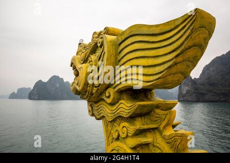 Le formazioni rocciose della testa di falcetto e del calcare (Karst) della barca, la giunca cinese della leggenda del drago, la baia di ha Long, il Vietnam Foto Stock