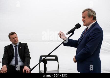 Varsavia, Polonia. 21 Giugno 2021. I Ministri Przemyslaw Czarnek e Piotr Glinski hanno partecipato alla conferenza stampa.Conferenza stampa sul programma nazionale di sviluppo della lettura adottato con il Vice primo Ministro e Ministro della Cultura, del Patrimonio Nazionale e dello Sport Piotr Glinski e il Ministro dell'Istruzione e della Scienza Przemyslaw Czarnek. Credit: SOPA Images Limited/Alamy Live News Foto Stock