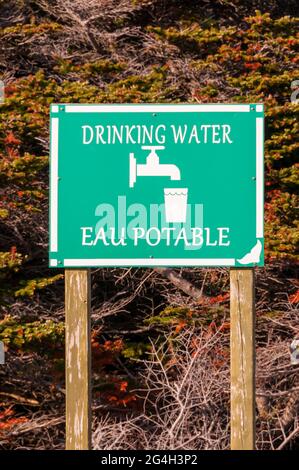 Un cartello bilingue sull'acqua potabile in un campeggio a Terranova, Canada. Foto Stock