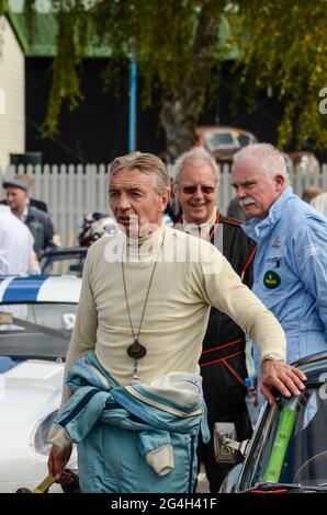 Tony Jardine nell'area di assemblaggio per il St. Mary's Trophy all'evento di corse automobilistiche d'epoca Goodwood Revival 2011, West Sussex, Regno Unito Foto Stock