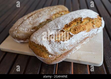 gustosi pane fatto in casa cotto con tradizionale pasta naturale Foto Stock