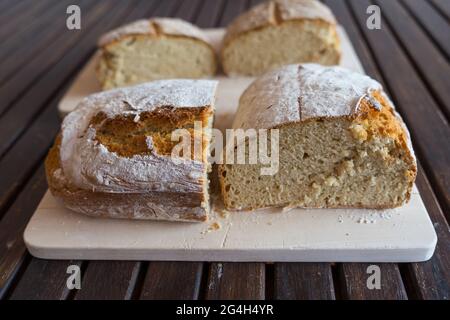 primo piano di pane di segale tagliato in casa con tradizionale impasto naturale Foto Stock