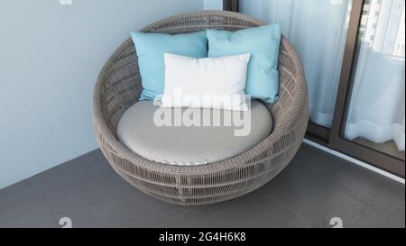 Outdoor sedia spiaggia sul balcone della camera o terrazza che fece di legno naturale chiamato rattan e colore marrone forma rotonda e cercare di lusso per ri Foto Stock