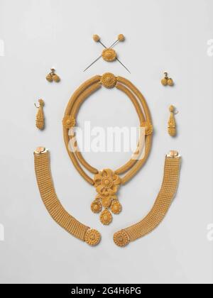 . Parure d'oro costituito da una collana, due bracciali, una spilla, un paio di orecchini, alcuni gemelli, due aghi per capelli e un appendiabiti. Realizzato in filigrana. Foto Stock