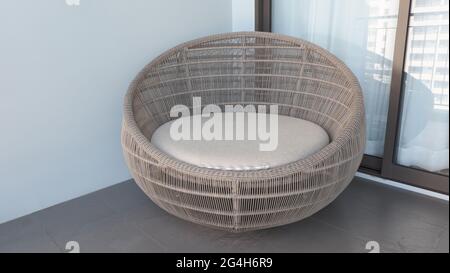 Outdoor sedia spiaggia sul balcone della camera o terrazza che fece di legno naturale chiamato rattan e colore marrone forma rotonda e cercare di lusso per ri Foto Stock