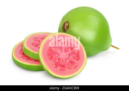 Fette di frutta guava isolate su fondo bianco con piena profondità di campo Foto Stock