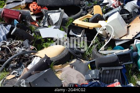 LESZNO, POLONIA - 03 maggio 2021: Concetto di discarica dei rifiuti , pile di rifiuti , discarica dei rifiuti , non litterando nel cestino , Foto Stock