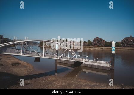 Vauxhall, Londra | UK - 2021.06.13: The View of the Thames Clipper Uber boat Arrivando a Vauxhall St George Wharf Pier in una calda giornata di sole Foto Stock