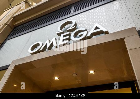Bellevue, WA USA - circa giugno 2021: Vista ad angolo basso dell'ingresso di un negozio di lusso Omega. Foto Stock