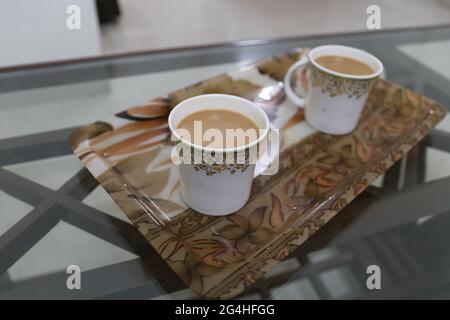 Il tradizionale tè indiano viene servito al mattino nell'hotel Foto Stock