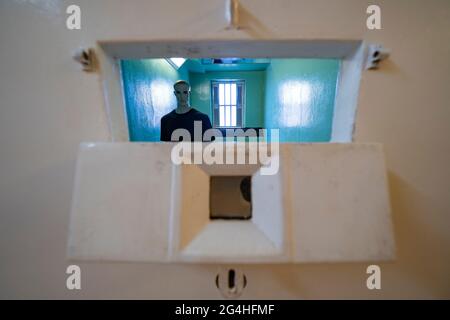 Ex cella di guardia suicida all'interno della sala del Peterhead Prison Museum di Peterhead, Aberdeenshire, Scozia, Regno Unito Foto Stock