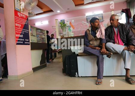 Due uomini stanno aspettando in fila al dentista nella clinica dentale Foto Stock