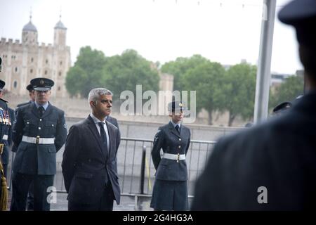 Londra, Regno Unito. 21 Giugno 2021. Sadiq Khan, sindaco di Londra, rende omaggio durante la cerimonia di innalzamento della bandiera delle forze armate fuori dal municipio di Londra. Il sindaco di Londra, Sadiq Khan, si unisce ai membri delle forze armate, L'Assemblea di Londra e il ramo del Municipio della Legione Britannica per rendere omaggio ai militari e alle donne del Regno Unito in vista della Giornata delle forze armate nazionali il 26 giugno 2021. La cerimonia annuale di innalzamento della bandiera ha avuto luogo fuori del municipio il 21 giugno 2021. Credit: SOPA Images Limited/Alamy Live News Foto Stock