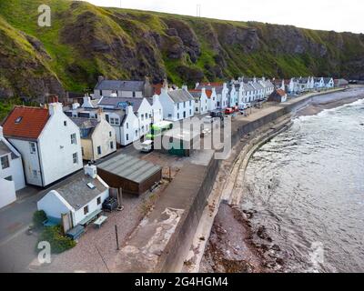 Vista aerea dal drone del villaggio di Pennan sulla costa di Moray Firth in Aberdeenshire, Scozia, Regno Unito Foto Stock