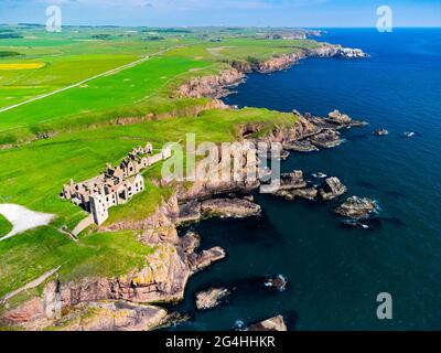 Vista aerea dal drone del Castello di Slains sulle scogliere sopra Moray Firth vicino a Cruden Bay ad Aberdeenshire, Scozia, Regno Unito Foto Stock
