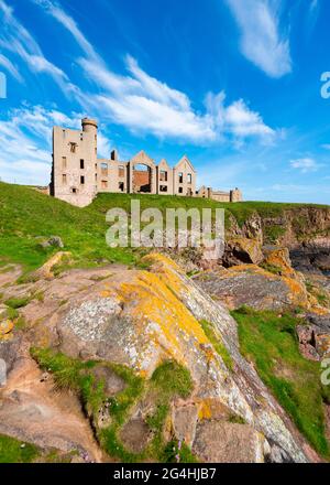 Vista del Castello di Slains sulle scogliere sopra Moray Firth vicino a Cruden Bay ad Aberdeenshire, Scozia, Regno Unito Foto Stock