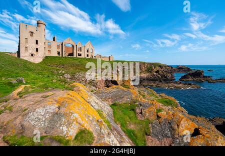 Castello di Slains sulle scogliere sopra Moray Firth vicino a Cruden Bay in Aberdeenshire, Scozia, Regno Unito Foto Stock