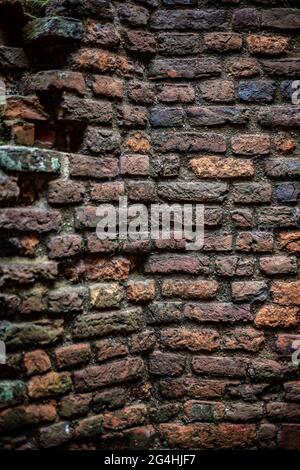 Un vecchio muro di mattoni Foto Stock