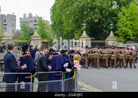 Soldati dell'esercito britannico che marciano fuori dal castello di Windsor durante la cerimonia che celebra il Giubileo dei diamanti della regina Elisabetta. Esercito Parata e Muster Foto Stock