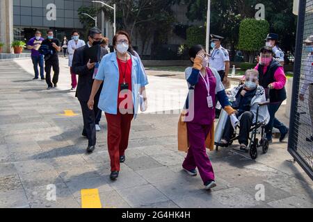 Città del Messico, Messico. 21 Giugno 2021. CITTÀ DEL MESSICO, MESSICO - GIUGNO 21: Gli operatori sanitari prendono parte durante il terremoto Nazionale simulacro al novembre 20 ISSSTE Hospital, allo scopo di prevenzione e sicurezza di fronte a un terremoto di grande grandezza il 21 giugno 2021 a Città del Messico, Messico. (Foto di Eyepix/Sipa USA) Credit: Sipa USA/Alamy Live News Foto Stock