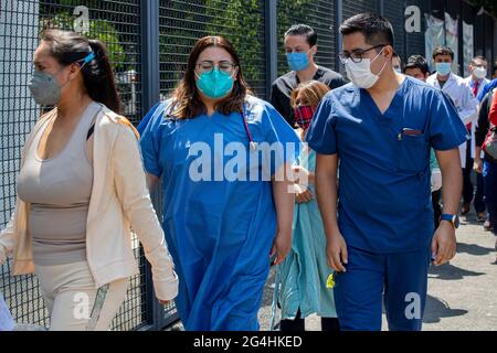 Città del Messico, Messico. 21 Giugno 2021. CITTÀ DEL MESSICO, MESSICO - GIUGNO 21: Gli operatori sanitari prendono parte durante il terremoto Nazionale simulacro al novembre 20 ISSSTE Hospital, allo scopo di prevenzione e sicurezza di fronte a un terremoto di grande grandezza il 21 giugno 2021 a Città del Messico, Messico. (Foto di Eyepix/Sipa USA) Credit: Sipa USA/Alamy Live News Foto Stock