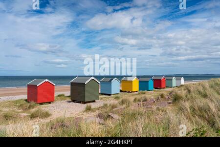 Colorate capanne sulla spiaggia di Findhorn a Moray, Morayshire, Scozia, Regno Unito Foto Stock