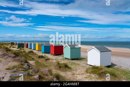 Colorate capanne sulla spiaggia di Findhorn a Moray, Morayshire, Scozia, Regno Unito Foto Stock