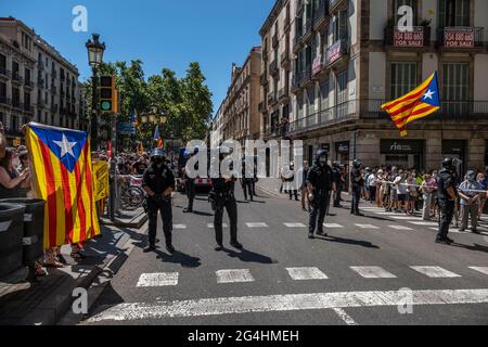 Barcellona, Spagna. 21 Giugno 2021. Bandiere per l'indipendenza della Catalogna viste vicino ai poliziotti durante la manifestazione.centinaia di manifestanti si sono riuniti alla porta del Gran Teatre del Liceu per protestare contro la conferenza del presidente del governo spagnolo, Pedro Sánchez, Che ha cercato di spiegare la ragione dei perdoni ai politici catalani in carcere. Credit: SOPA Images Limited/Alamy Live News Foto Stock