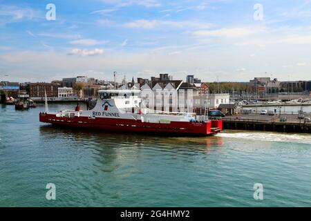 Un traghetto Red Funnel parte da Southampton per l'Isola di Wight, Inghilterra Foto Stock