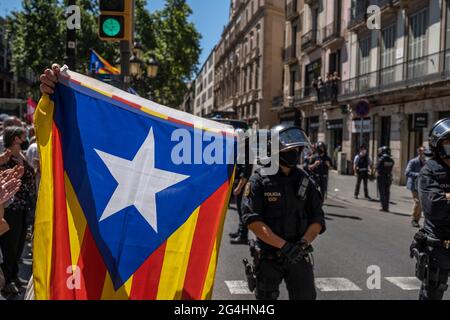 Barcellona, Spagna. 21 Giugno 2021. Una bandiera per l'indipendenza della Catalogna vista vicino agli ufficiali di polizia durante la manifestazione.centinaia di manifestanti si sono riuniti alla porta del Gran Teatre del Liceu per protestare contro la conferenza del presidente del governo spagnolo, Pedro Sánchez, Che ha cercato di spiegare la ragione dei perdoni ai politici catalani in carcere. (Foto di Paco Freire/SOPA Images/Sipa USA) Credit: Sipa USA/Alamy Live News Foto Stock
