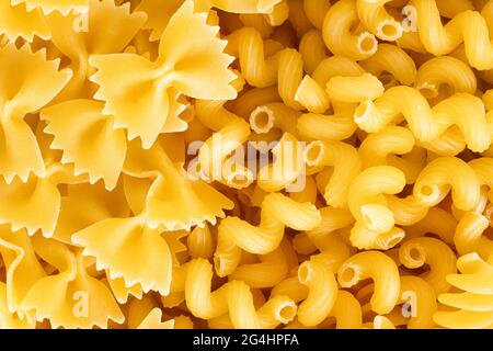 Varietà di tipi e forme di pasta italiana secca. Pasta italiana di fondo. Foto Stock