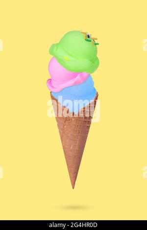 Composizione creativa con cono gelato con colorati scoop gelato su sfondo blu pastello. Concetto estivo minimo. Foto Stock