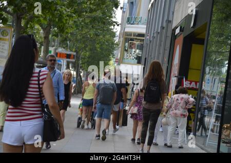 Scena estiva di strada alla Tauentzienstrasse a Berlino, Germania - 21 Giugno 2021 Foto Stock