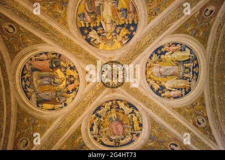Affresco a soffitto nelle Stanze di Raffaello dei Musei Vaticani, Città del Vaticano, Roma, Italia Foto Stock