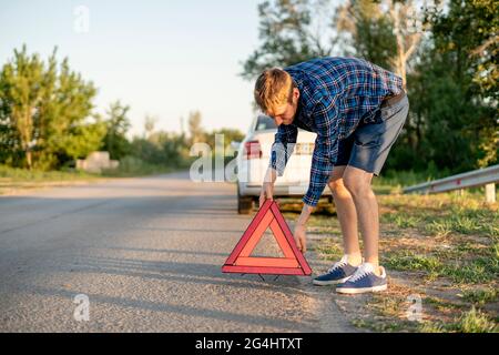 Immagini Stock - Segnale Di Stop Triangolo Rosso Di Emergenza E Auto Rotta  Su Una Strada Cittadina.. Image 132962978