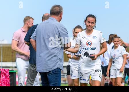 Praga, Repubblica Ceca. 19 giugno 2021. Kristyna Prikaska (21 1. FC Slovacko) con la sua medaglia al 3° posto dopo la partita I. liga Zeny tra Sparta Praga e 1. FC Slovacko allo Stadio Strahov, Repubblica Ceca. Credit: SPP Sport Press Photo. /Alamy Live News Foto Stock