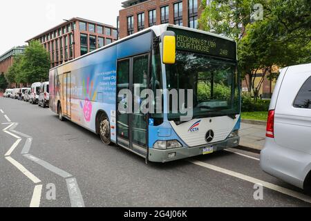 Londra, Regno Unito. 19 giugno 2021. Central City Bus durante le riprese di "The Flash". Credito: Waldemar Sikora Foto Stock