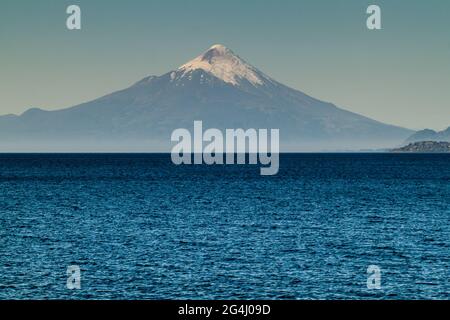 Vista del vulcano Osorno sul lago Llanquihue, Cile Foto Stock