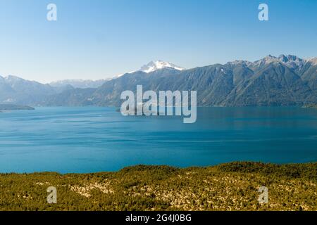 Lago Todos los Santos (Lago di tutti i Santi) con il vulcano Monte Tronador sullo sfondo, Cile Foto Stock