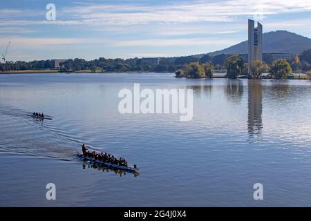 Barche di drago sul lago Burley Griffin Foto Stock