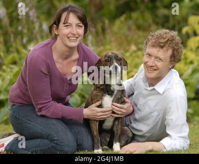 ROBIN E BECKY WATSON CON FRIEDA A CASA A LIFOOK DOPO AVERLA SALVATA DALLE STRADE DI CRETE. PIC MIKE WALKER, 2008 Foto Stock