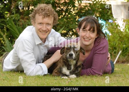 ROBIN E BECKY WATSON CON FRIEDA A CASA A LIFOOK DOPO AVERLA SALVATA DALLE STRADE DI CRETE. PIC MIKE WALKER, 2008 Foto Stock