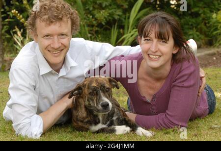 ROBIN E BECKY WATSON CON FRIEDA A CASA A LIFOOK DOPO AVERLA SALVATA DALLE STRADE DI CRETE. PIC MIKE WALKER, 2008 Foto Stock