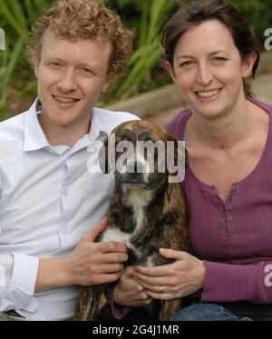 ROBIN E BECKY WATSON CON FRIEDA A CASA A LIFOOK DOPO AVERLA SALVATA DALLE STRADE DI CRETE. PIC MIKE WALKER, 2008 Foto Stock