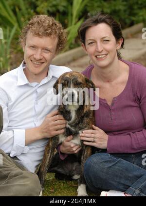 ROBIN E BECKY WATSON CON FRIEDA A CASA A LIFOOK DOPO AVERLA SALVATA DALLE STRADE DI CRETE. PIC MIKE WALKER, 2008 Foto Stock