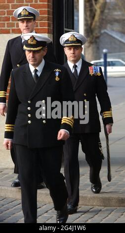 HMS TRAFALGAR CORTE MARTIAL. COMANDANTE DI HMS TRAFALGAR COMANDANTE ROBERT FANCY DESTRA, E COMANDANTE IAN MCGHIE SINISTRA, DI HMS TRAFALGAR LASCIA LA CORTE MARTIAL A PORTSMOUTH PIC MIKE WALKER, 2008 Foto Stock