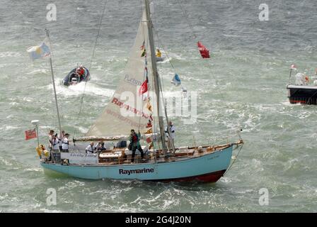 LO YACHT LIVELY LADY TORNA A PORTSMOUTH DOPO IL SUO SECONDO GIRO DEL VIAGGIO MONDIALE 40 ANNI DOPO IL RITORNO TRIONFANTE DI SIR ALEC ROSE . LIVELY LADY DIVENNE IL PRIMO YACHT DI LEGNO A CIRCUMNAVIGARE IL GLOBO DUE VOLTE. PIC MIKE WALKER, 2008 Foto Stock