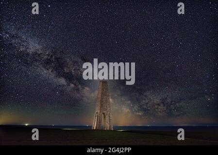 Milky Way oltre Daymark, Devon, Inghilterra, Europa Foto Stock